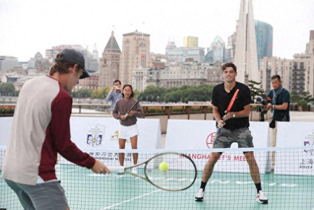 中提升的空 中提升的空